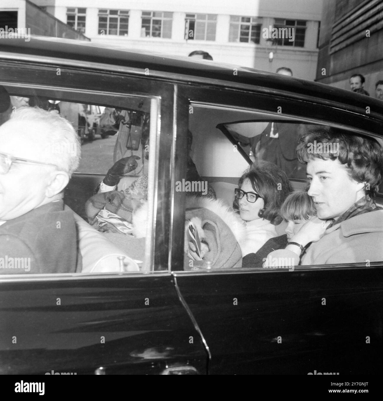 JANICE HOCKINGS BEATLES FAN UND MARTHA SCHENDELL IN LONDON / ; 8. OKTOBER 1964 Stockfoto