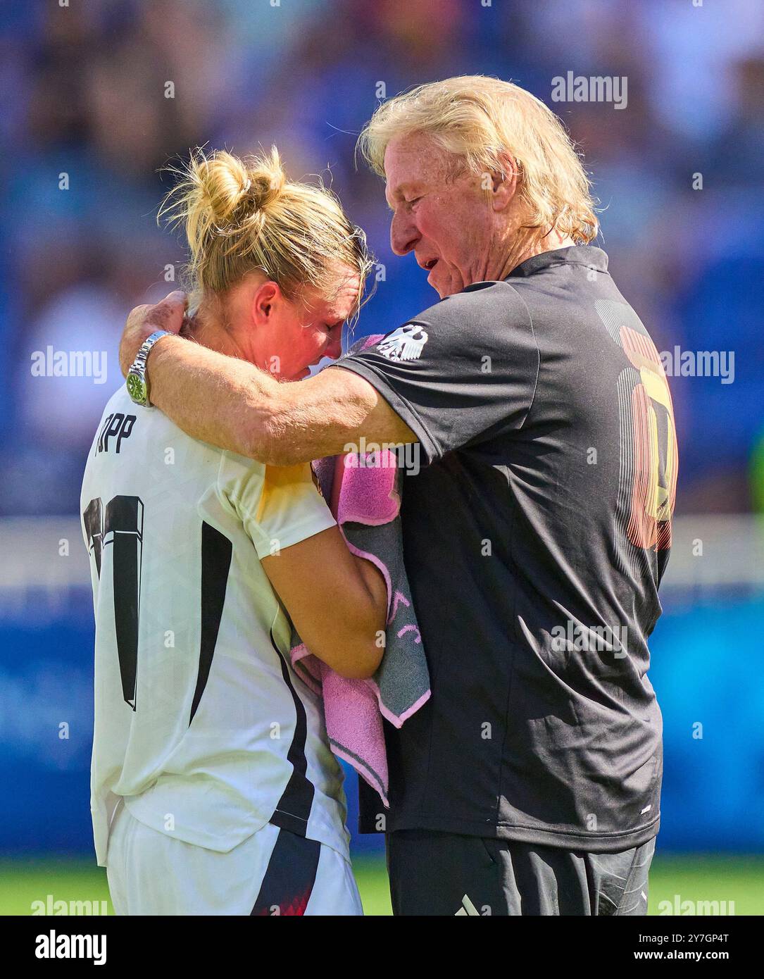 Lyon, Frankreich. August 2024. ARCHIVFOTO zur Pressemeldung: Popp beendet Karriere in der Nationalmannschaft am 30.09.2024Horst Hrubesch, Trainer, Teammanager DFB Frauen, Bundestrainer, Cheftrainer DFB Frauen, Alexandra Popp, DFB Frauen 11 feiern nach dem letzten Pfiff beim Olympischen Bronzemedaillenspiel DEUTSCHLAND - SPANIEN 1-0 im Stade de Lyon am 9. August 2024 in Lyon, Frankreich. Saison 2024/2025 Fotograf: ddp Images/STAR-Images Credit: ddp Media GmbH/Alamy Live News Stockfoto