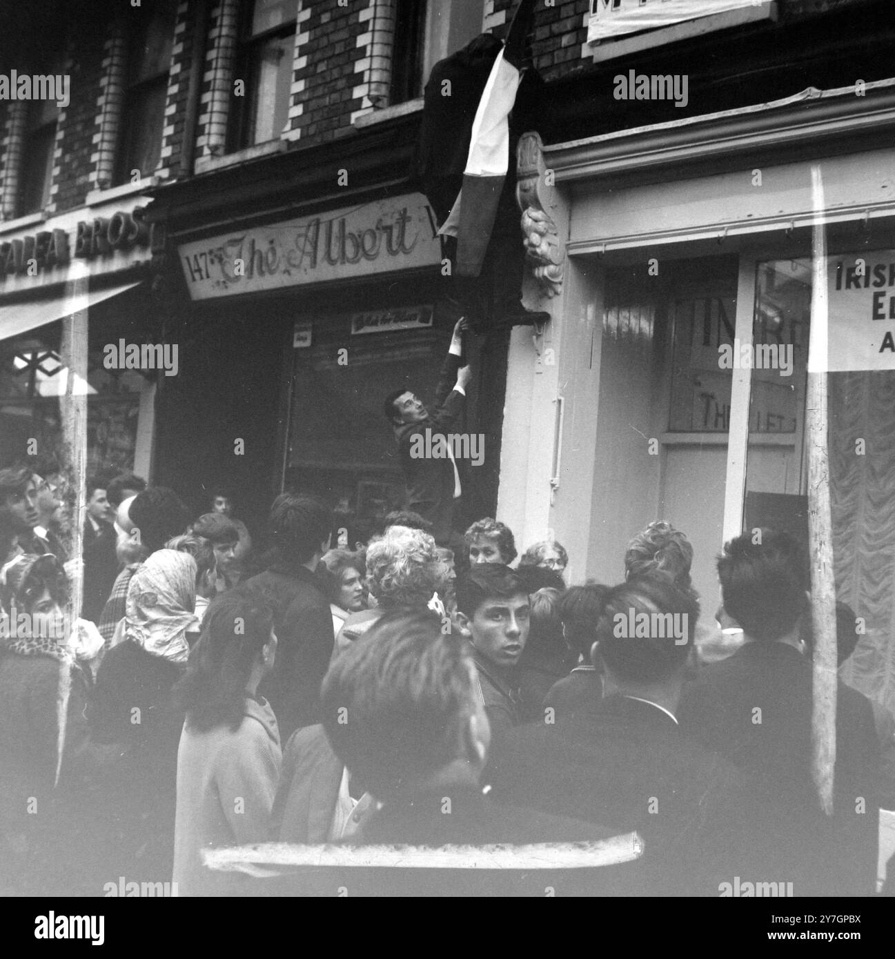 RIOTS BELFAST RIOTER ERRICHTET EIRE-FLAGGE; 4. OKTOBER 1964 Stockfoto