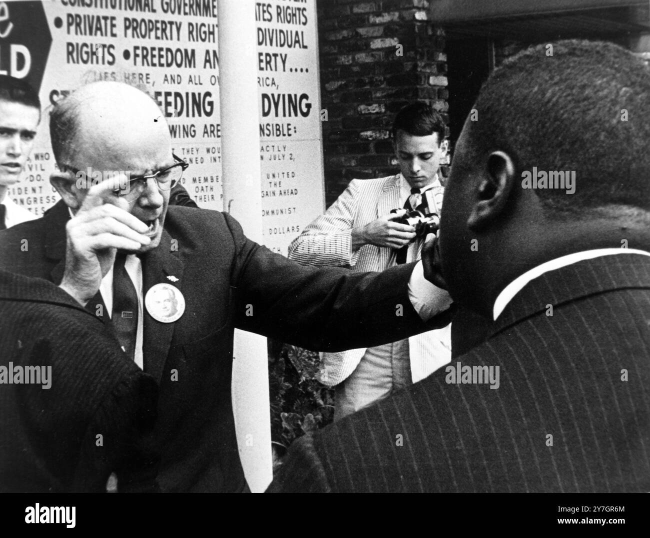 RESTAURANTBESITZER LESTER MADDOX ENTFERNT SCHWARZE AUS DEM CAFÉ IN ATLANTA, GEORGIA / ; 30. SEPTEMBER 1964 Stockfoto