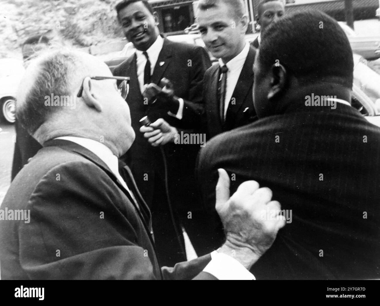 RESTAURANTBESITZER LESTER MADDOX ENTFERNT SCHWARZE AUS DEM CAFÉ IN ATLANTA, GEORGIA / ; 30. SEPTEMBER 1964 Stockfoto