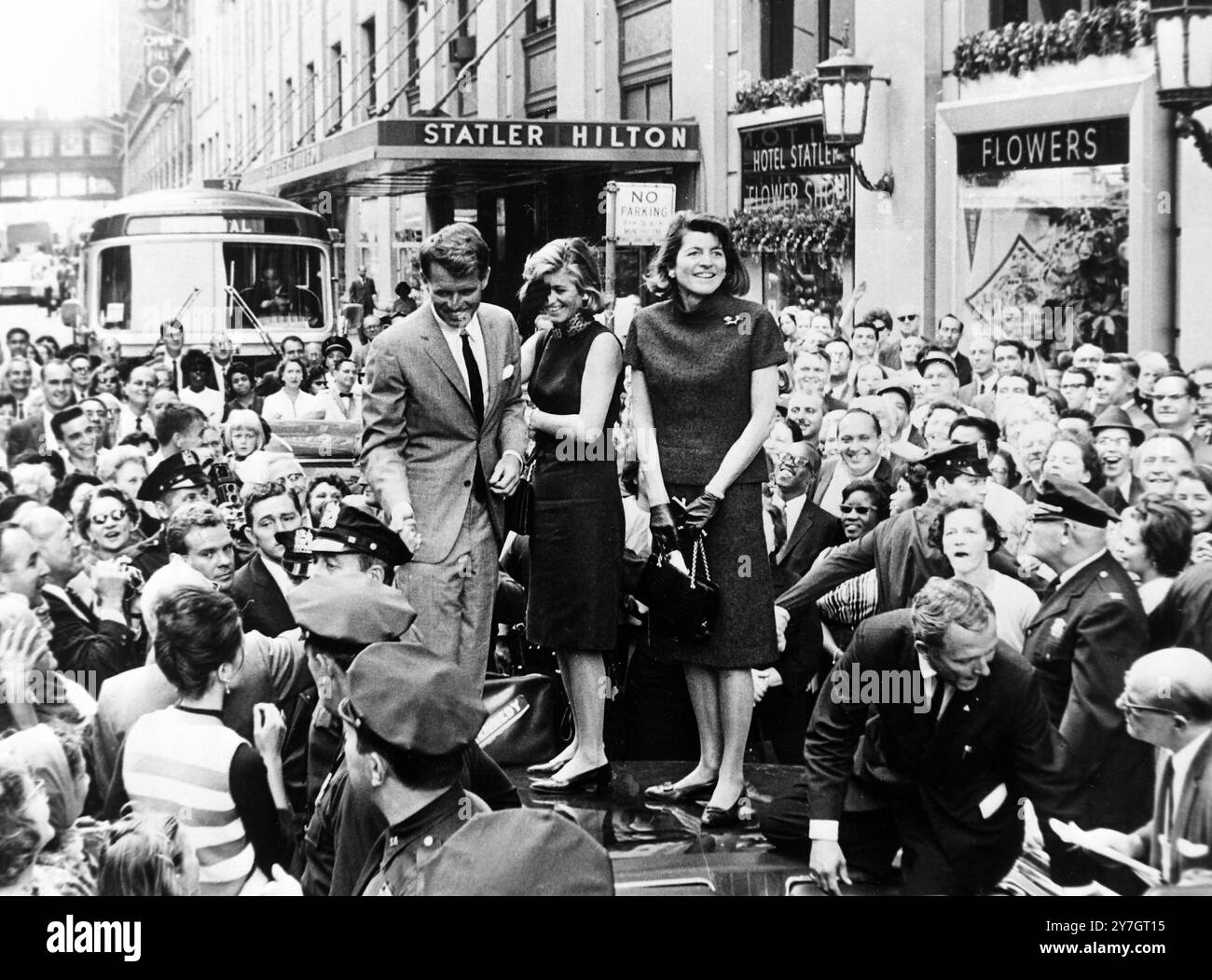 Der demokratische Senatskandidat Robert F Kennedy wird am 24. September 1964 auf einem Auto auf der Seventh Avenue in New York von seinen Schwestern Pat Lawford (Mitte) und Jean Smith (rechts) begleitet, während einer Autokasse, in der der ehemalige US-Generalstaatsanwalt durch Manhattan reiste. Kennedy verbrachte den Tag in Brooklyn und Manhattan mit dem demokratischen Vizepräsidenten Hubert Humphrey . Stockfoto