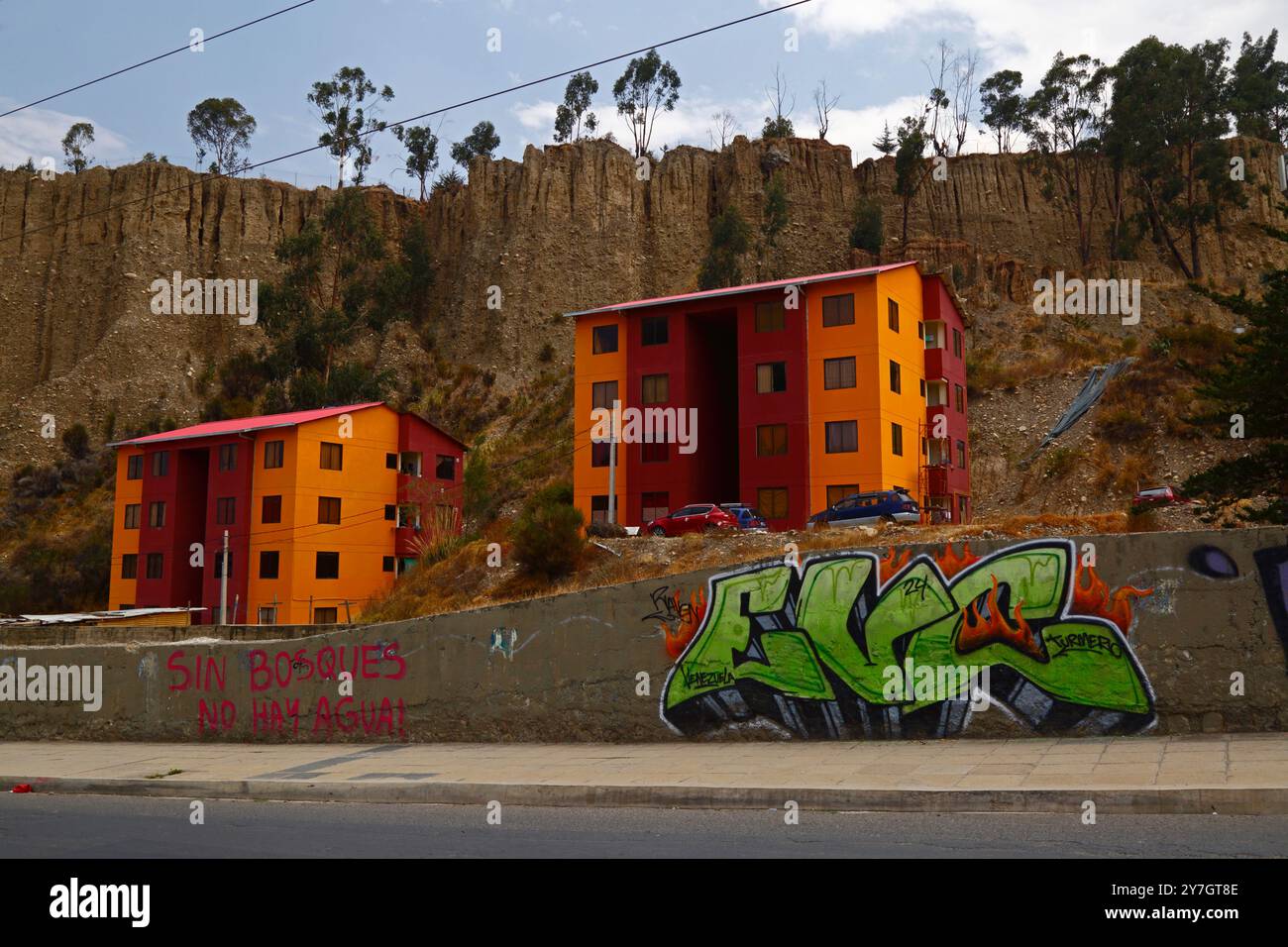 La Paz, BOLIVIEN; 26. September 2024: „Ohne Wälder gibt es kein Wasser“ rosa Graffiti auf einer Betonmauer im Achumani-Viertel in der Zona Sur von La Paz. Mehrere hundert Waldbrände brennen derzeit in Boliviens tropischem Tiefland; am 23. September 2024 hatte Global Forest Watch 39.387 VIIRS-Feueralarme in Bolivien registriert, die höchste aller Zeiten. Stockfoto