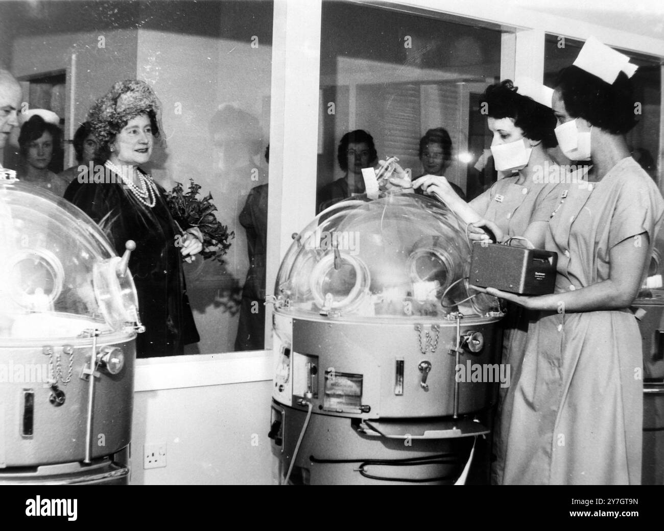 ELISABETH, DIE KÖNIGIN, ERÖFFNET EIN KRANKENHAUS IN GLASGOW; 24. SEPTEMBER 1964 Stockfoto