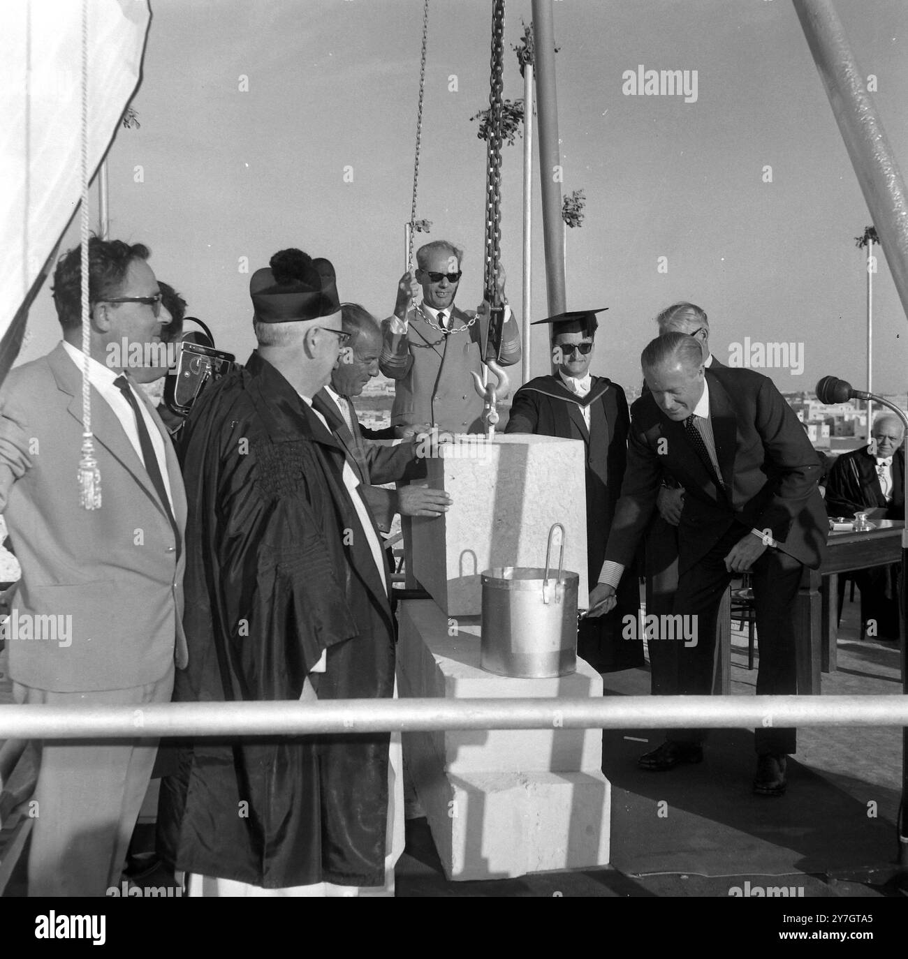 DUNCAN SANDYS BEI DER ZEREMONIE DER STEINSTIFTUNG IN VALETTA, MALTA / ; 24. SEPTEMBER 1964 Stockfoto