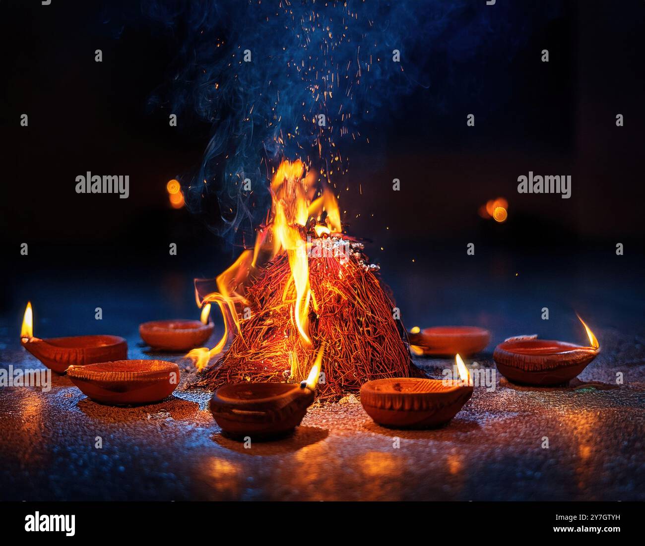 Heiliges Feuer während der Feier von Diwali, dem Lichterfest in Indien. Stockfoto