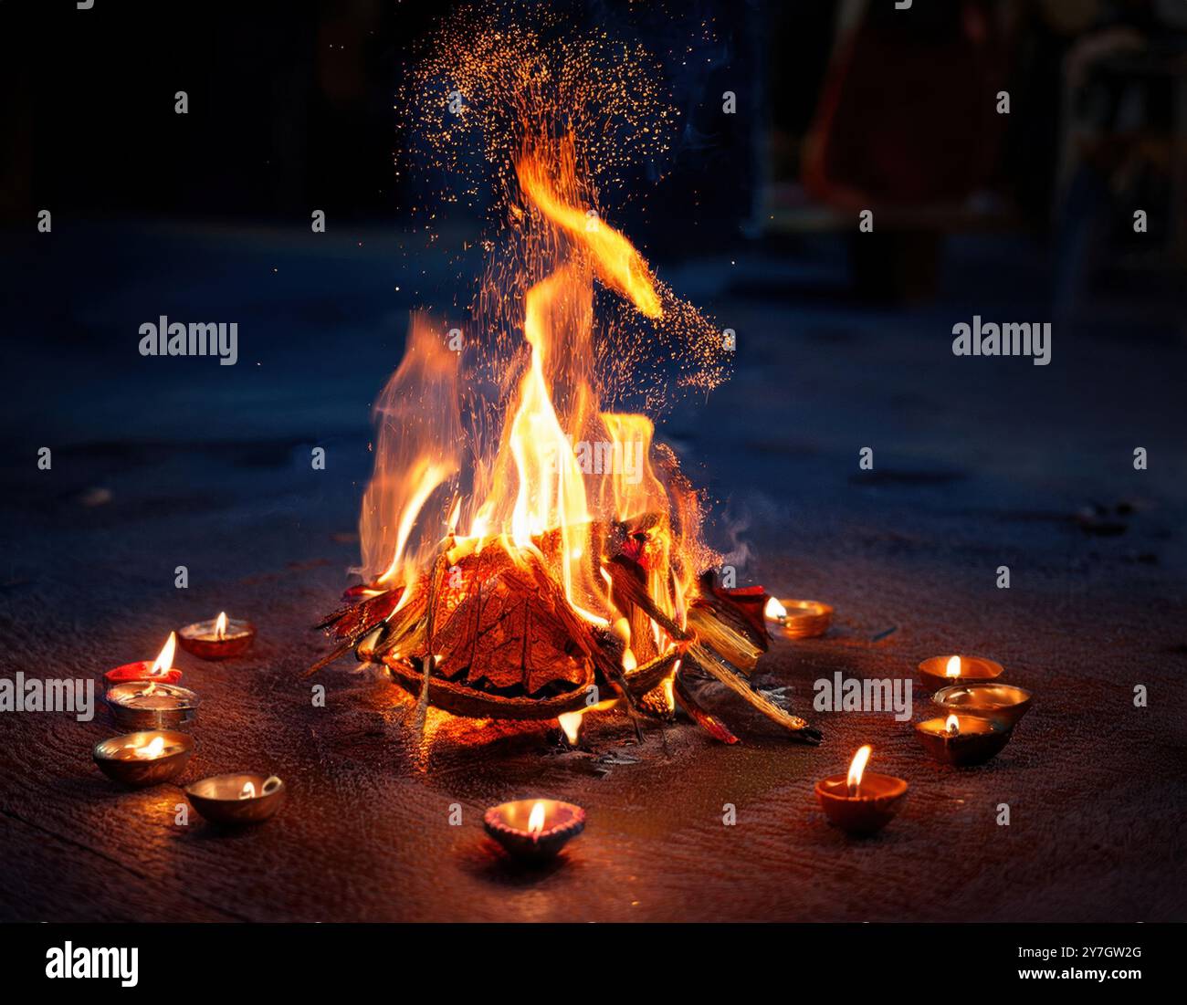 Heiliges Feuer während der Feier von Diwali, dem Lichterfest in Indien. Stockfoto
