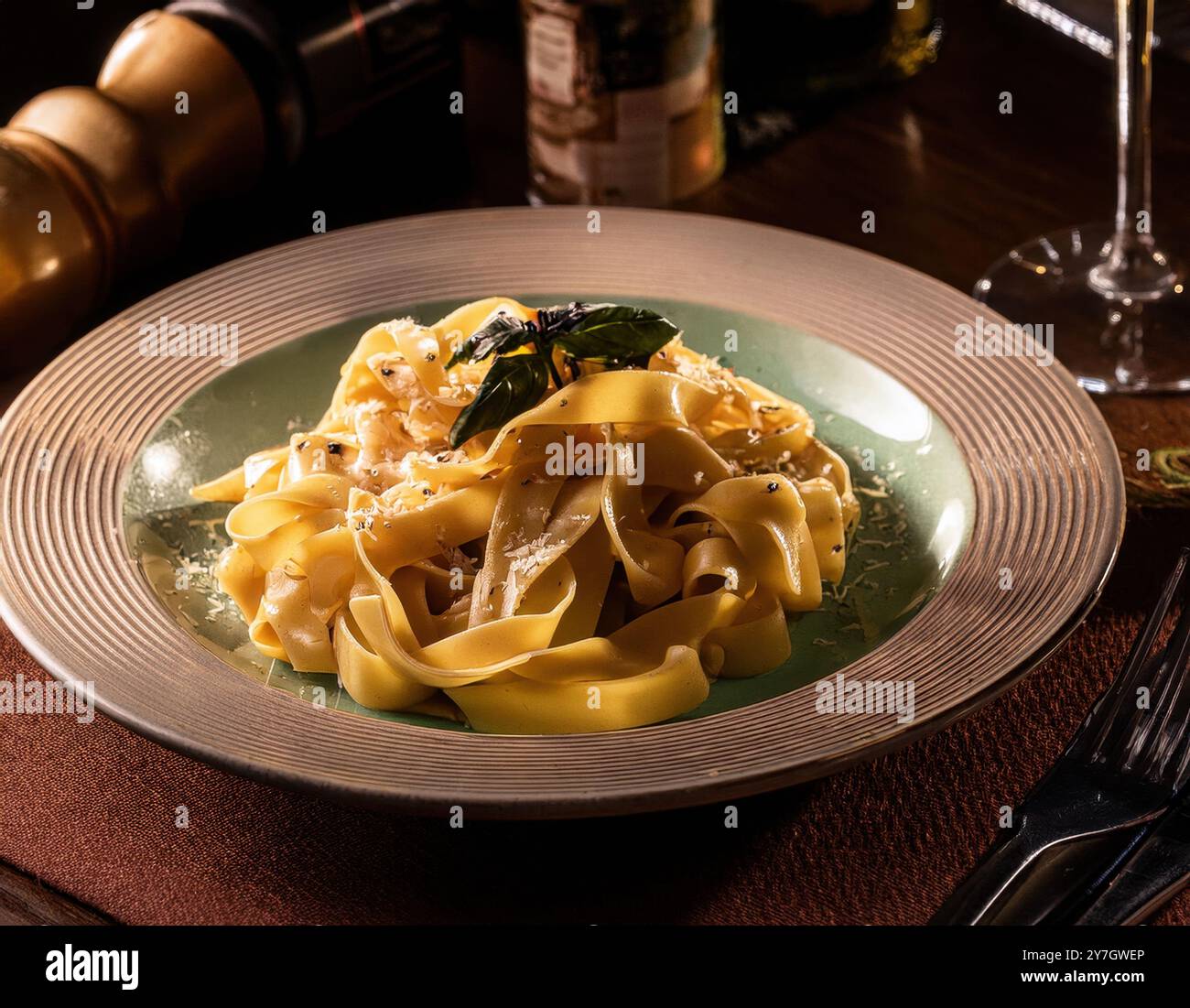 Italienische Pasta auf Teller, Foto im Studio-Stil Stockfoto