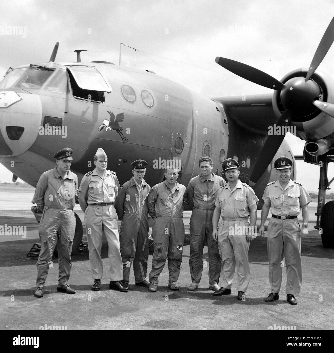BUNDESWEHR WESTDEUTSCHE AIRFORCE-OFFIZIERE KOMMEN AN, UM BEI DER AUSBILDUNG IN DAR ES SALAAM ZU HELFEN; 3. SEPTEMBER 1964 Stockfoto