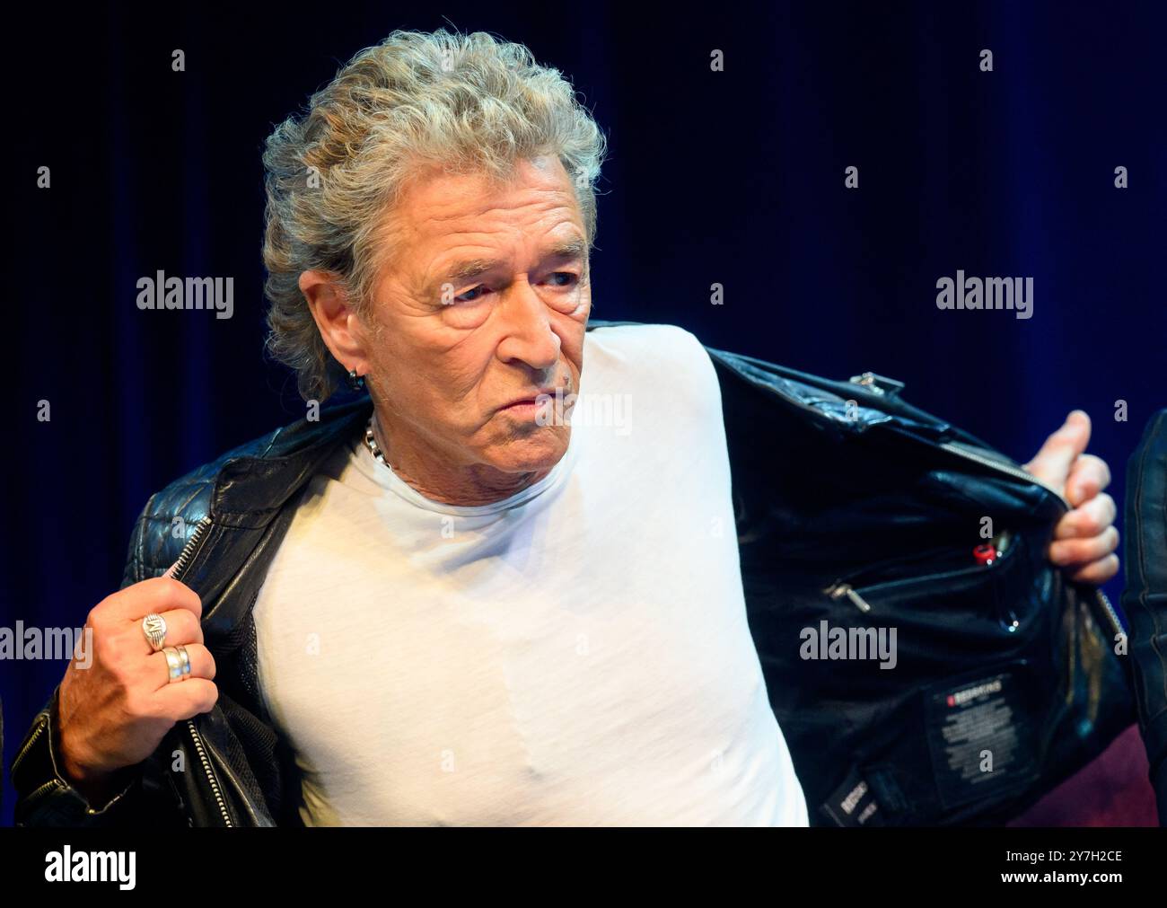 Hannover, Deutschland. 30. September 2024. Musiker Peter Maffay bei der Aufführung von 'Anouk - das Kindermusical' im GOP Variete Theater. Das Musical basiert auf der Kinderbuchreihe von Maffay und seiner Frau Hendrikje Balsmeyer. Die Produktion wird am 3. November 2024 Premiere haben, gefolgt von einer Deutschlandtournee. Quelle: Julian Stratenschulte/dpa/Alamy Live News Stockfoto