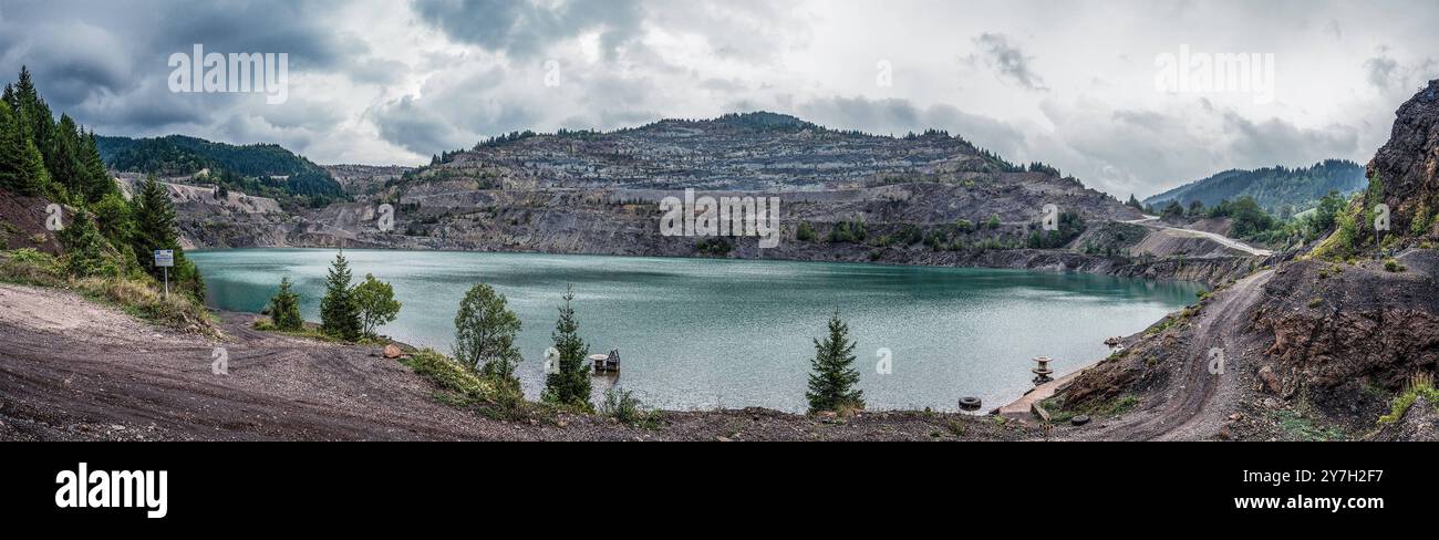 Ehemaliger Tagebau mit See in Vares, Bosnien 19.09.24, Vares: Symbolfoto, Illustrationsbild, Symbolbild, Illustrationsfoto, Alltagsszene Ehemaliger Tagebau mit See in Vares, Bosnien ein stillgelegter Tagebau in Vares, Bosnien, der sich mittlerweile in eine faszinierende Landschaft mit einem türkisfarbenen See verwandelt Hut. Die terrassenartigen Abbauspuren am Berghang erzählen von der einstigen industriellen Nutzung der Region. Panoramabild aus mehreren Aufnahmen. Vares Bosnien-Herzegowina *** ehemaliges Tagebau mit See in Vares, Bosnien 19 09 24, Vares Symbolfoto, Illustrationsbild Stockfoto