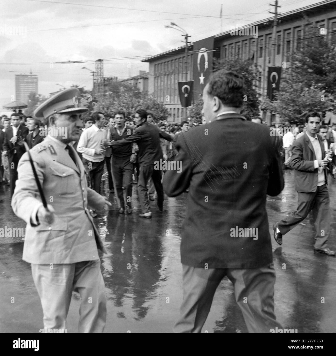 DEMONSTRATIONSMASSENVERSUCH IN DEN BEZIRK BEYOGLU IN ISTANBUL, TÜRKEI / ; 31. AUGUST 1964 Stockfoto