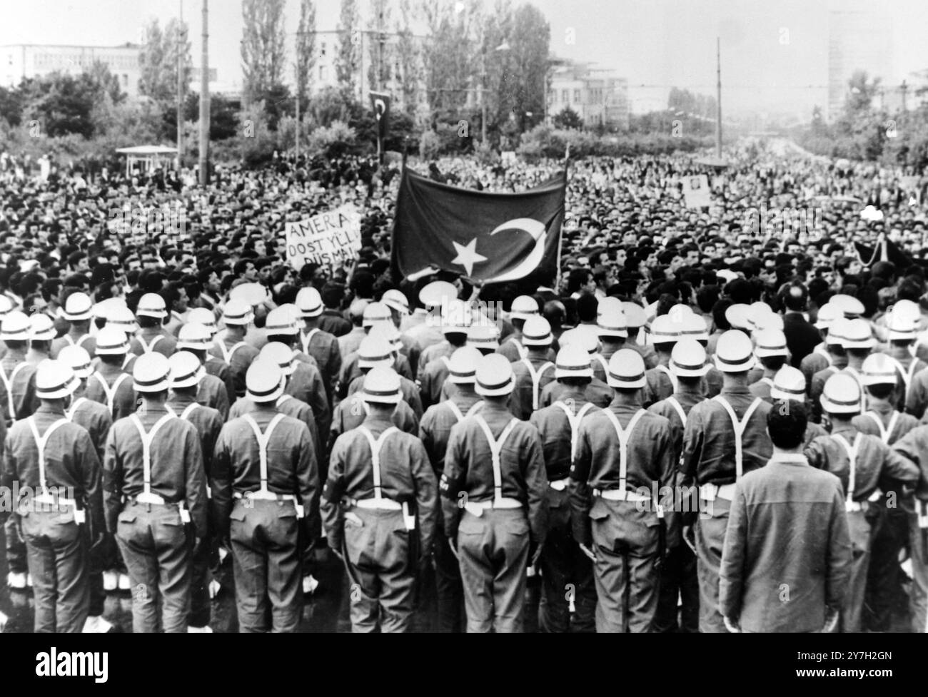 DEMONSTRATIONSMASSENVERSUCH IN DEN BEZIRK BEYOGLU IN ISTANBUL, TÜRKEI; 31. AUGUST 1964 Stockfoto