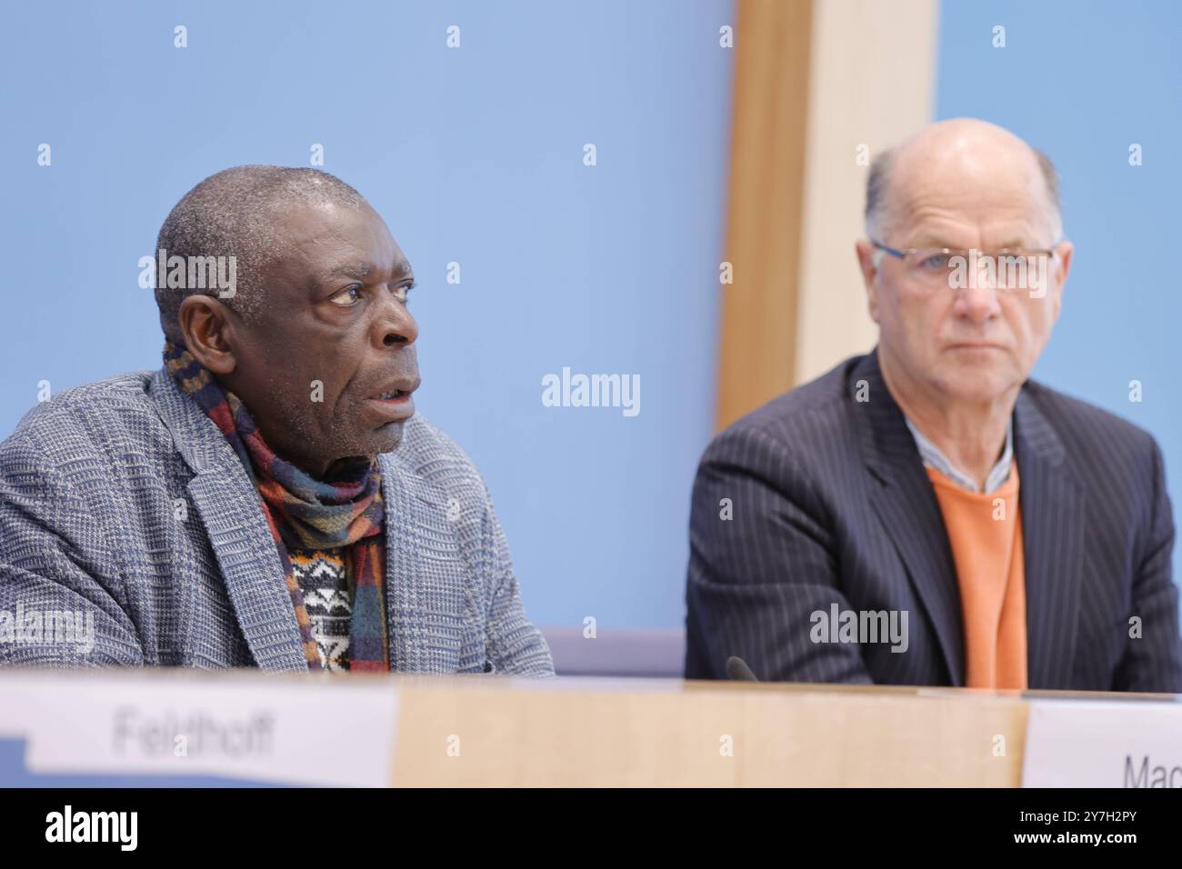 David Macou, 1979-1991 mosambikanischer Vertragsarbeiter der DDR, Betroffener rassistischer Übergriffe in Hoyerswerda, Dr. Hans-Joachim Döring, Religionspädagoge, Co-Vorsitzender des Fortsetzungsausschusses Respekt und Anerkennung, Deutschland, Berlin, Bundespressekonferenz, Thema: Das Schicksal der ehemaligen DDR-Vertragsarbeiter aus Mosambik und ihre Entschädigungsforderungen *** David Macou, 1979 1991 mosambikanischer Vertragsarbeiter in der DDR, Opfer rassistischer Anerkennungsausschuss, Vorsitzender des Hoyerswerda, Vorsitzender des Beirats, Vorsitzender des Hoyerswerda Stockfoto