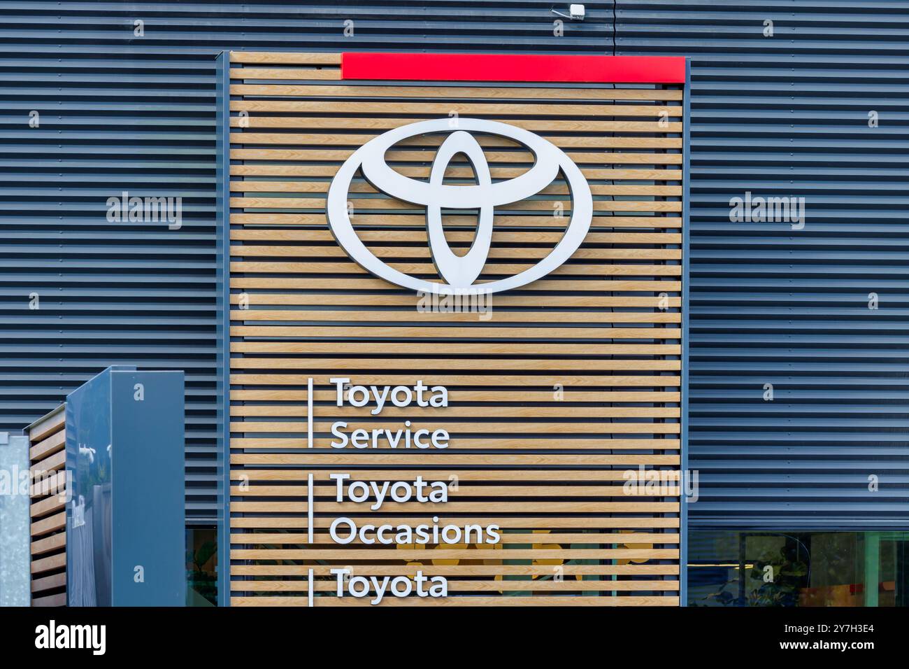 Arnhem, Niederlande - 13. September 2024: Schild für den niederländischen Toyota Service vor einem Händlerladen in Arnhem, Niederlande Stockfoto