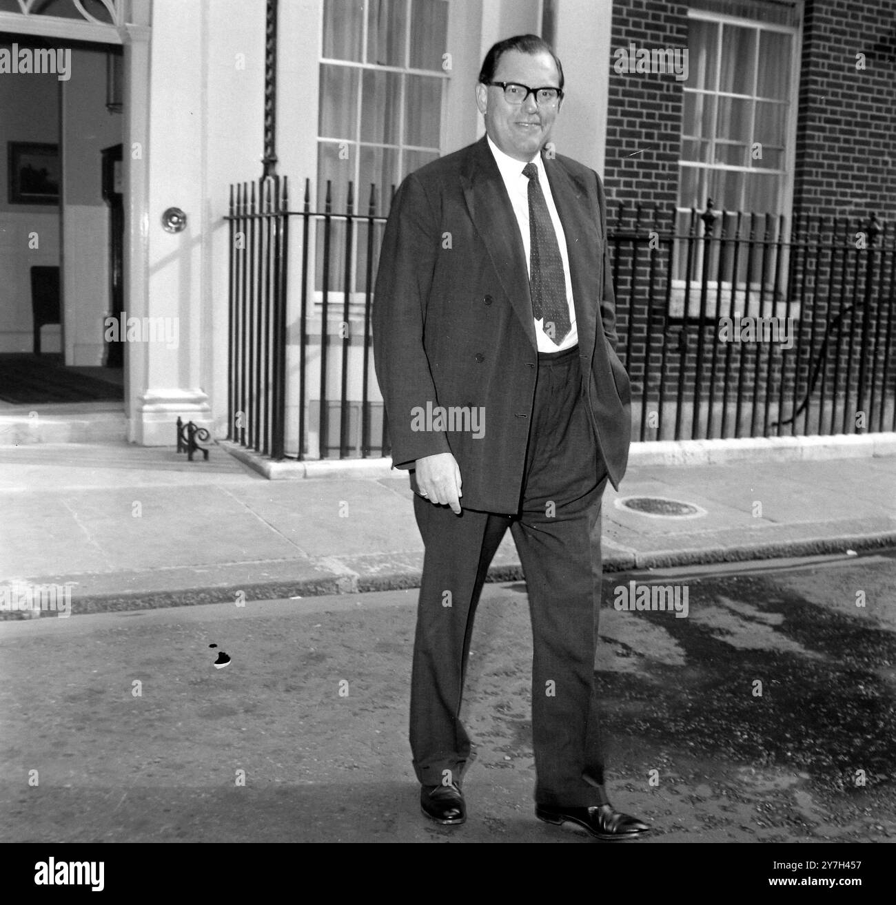 REGINALD MAUDLING AN DER DOWNING STREET 10 IN LONDON HINTERLÄSST DIE NUMMER 11 FÜR TREASURY / ; 21. AUGUST 1964 Stockfoto