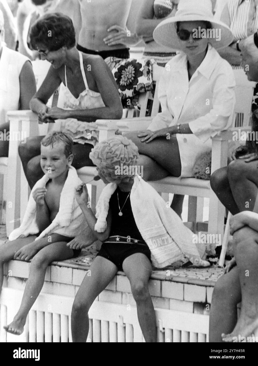 PRINZESSIN GRACE MIT KINDERN IN MONTE CARLO ; 21. AUGUST 1964 Stockfoto