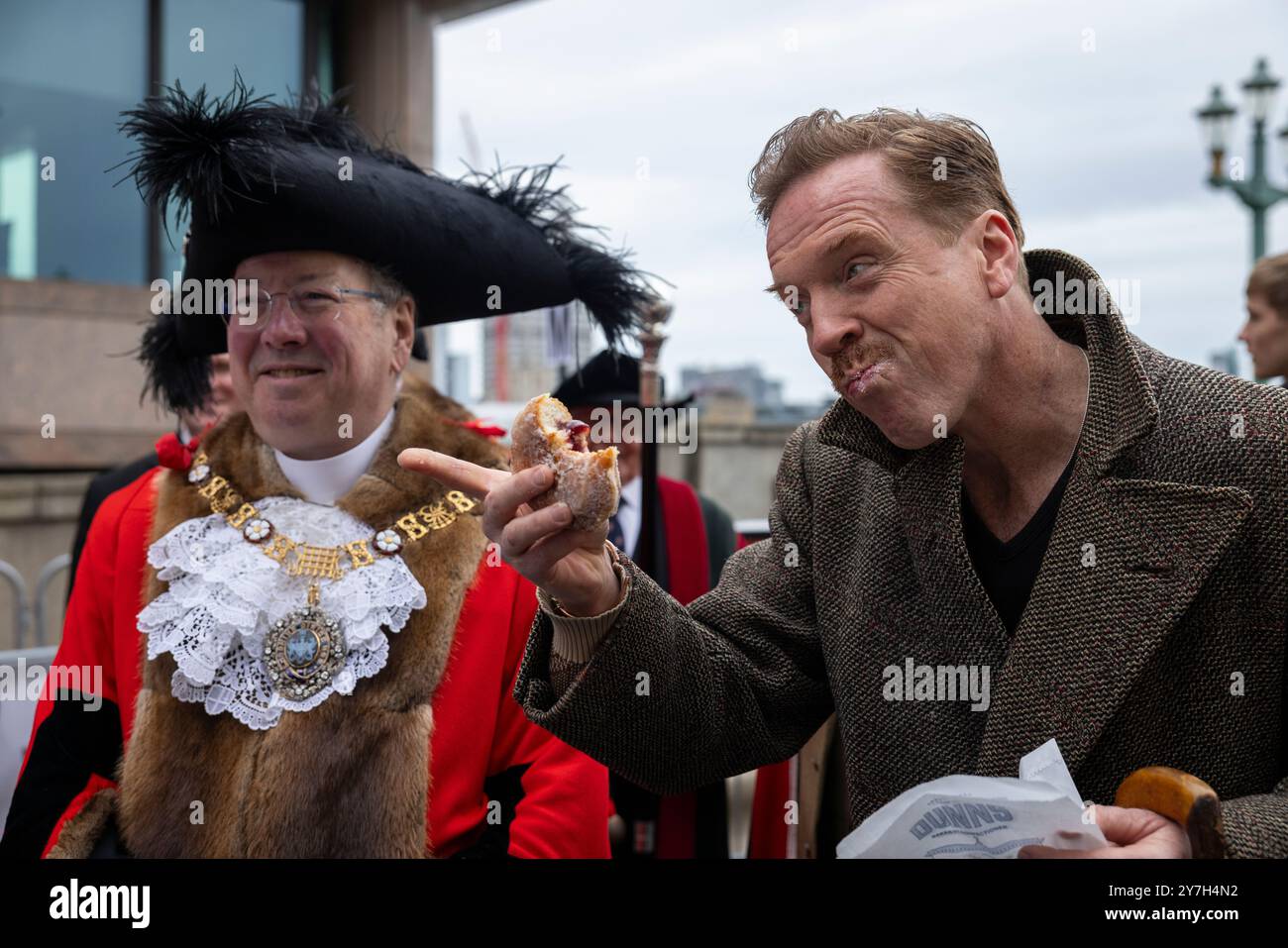 Damian Lewis führt den London Sheep Drive über die Southwark Bridge, während Freemen of the City of London ihr Recht ausüben, Schafe über die Themse zu treiben. Stockfoto