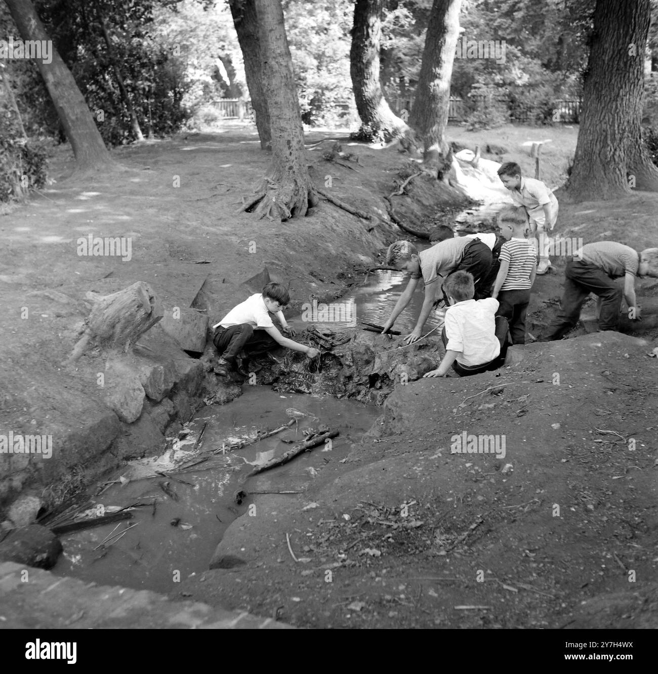 PECKHAM PARK BOYS BAUEN EINEN DAMM AUS ZIEGELN; 18. AUGUST 1964 Stockfoto