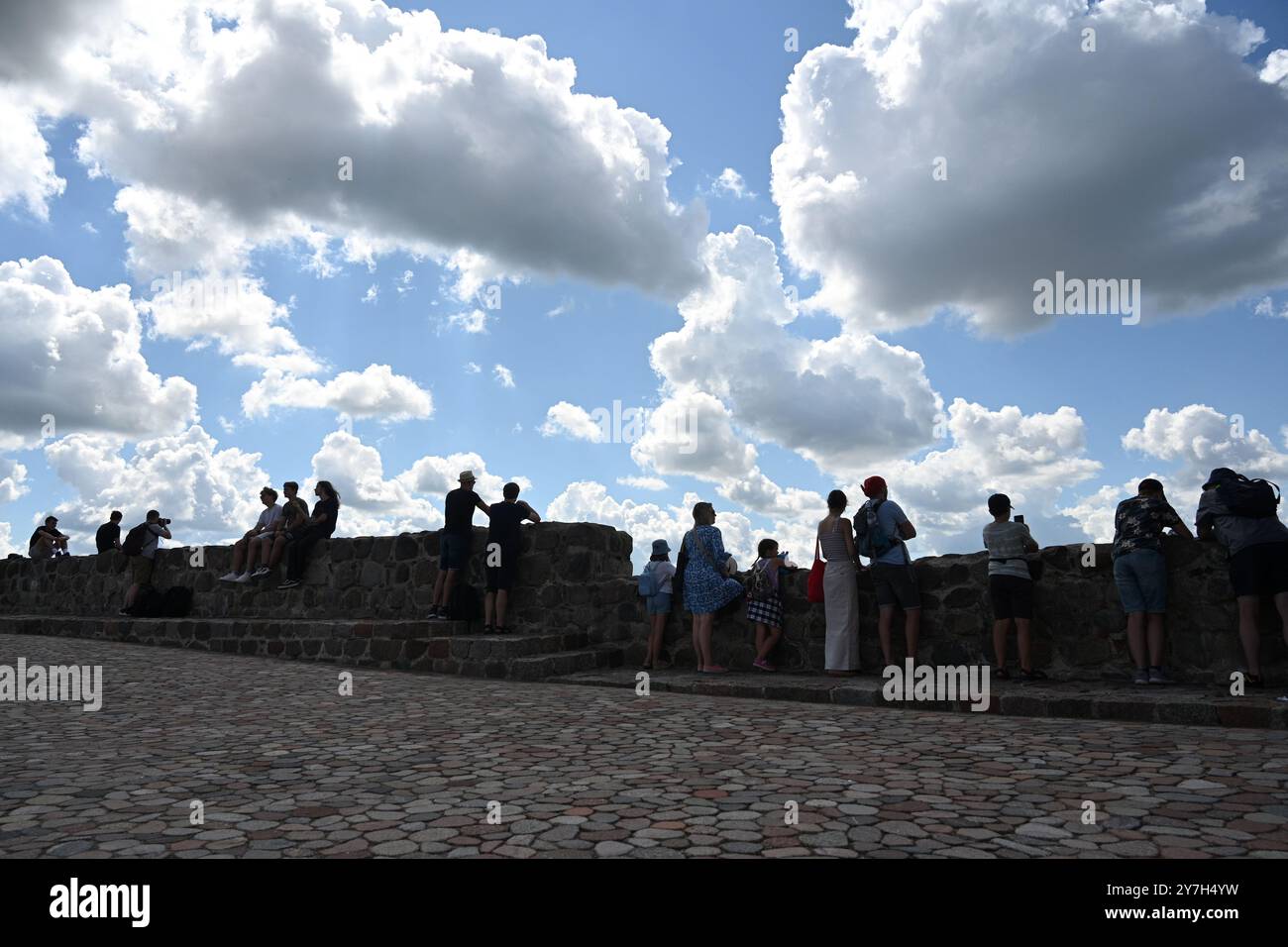 Vilnius, Litauen - 22. Juli 2024: Ein Volk in der Vilnius-Burg. Stockfoto