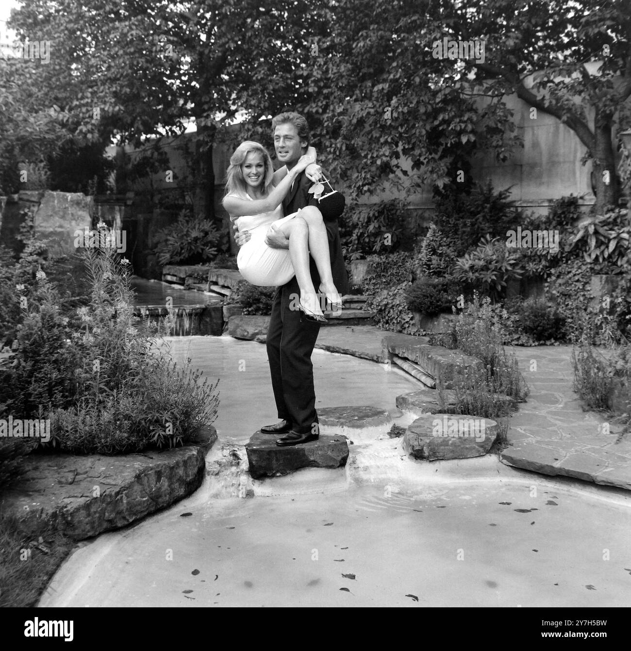 URSULA ANDRESS MIT DEM SCHAUSPIELER JOHN RICHARDSON IN LONDON / ; 12. AUGUST 1964 Stockfoto