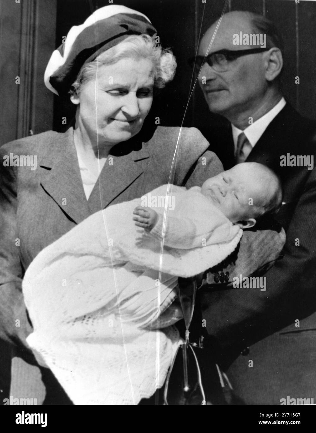 LADY SARAH ARMSTRONG JONES NANNY HÄLT BABY IN IHREN ARMEN IN BALLATER; 12. AUGUST 1964 Stockfoto