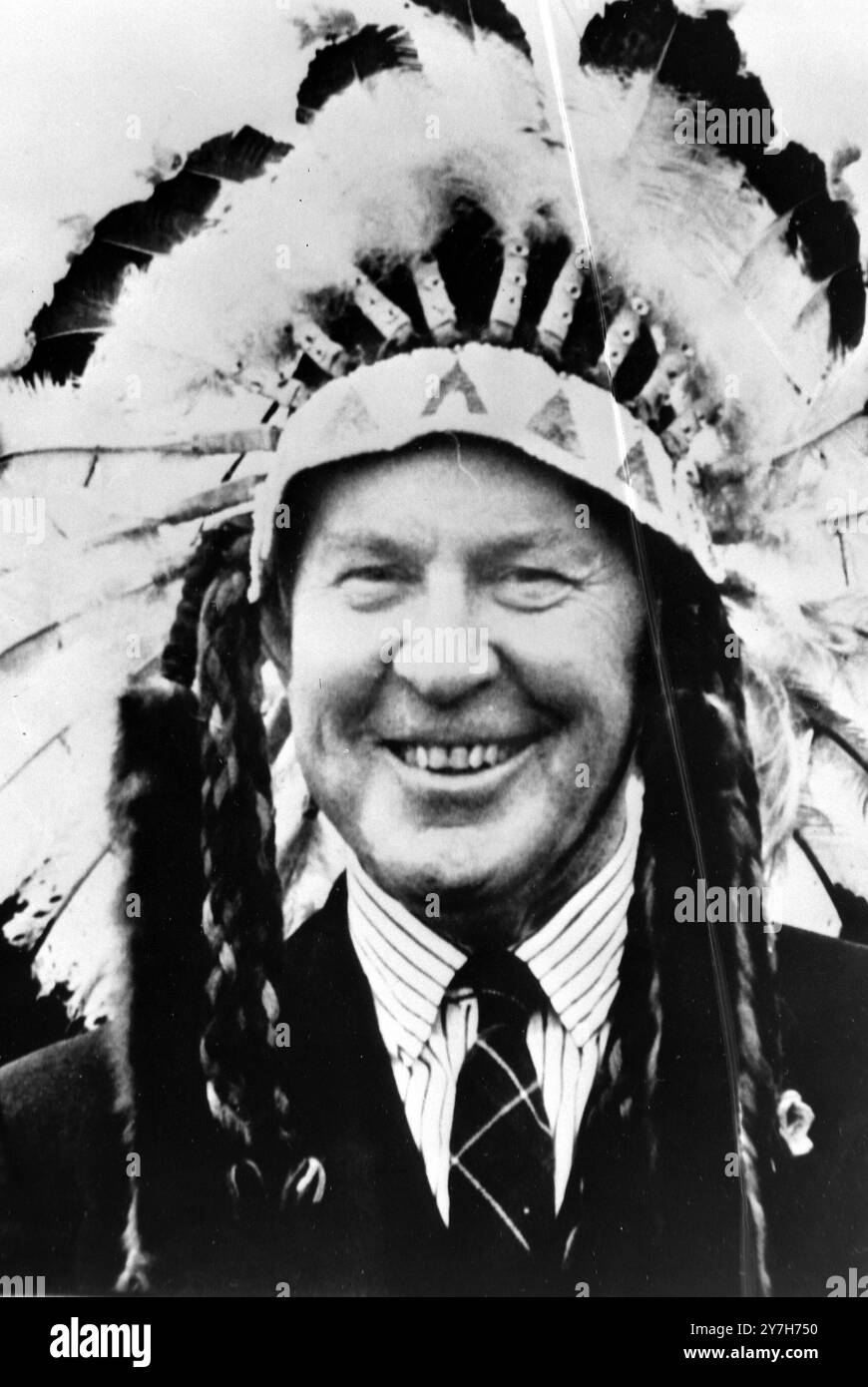 CANADAIN PREMIERMINISTER LESTER PEARSON CHIEFTAN FEATHERS IN ONTARIO, KANADA / ; 5. AUGUST 1964 Stockfoto