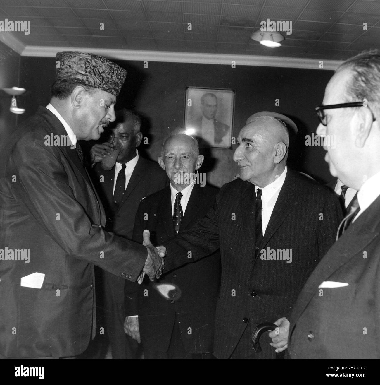 PRÄSIDENT PAKISTANS AYUB KHAN IN DER TÜRKEI MIT MINISTER FERIDUN DEMAL ERKIN IN ISTANBUL / ; 27. JULI 1964 Stockfoto