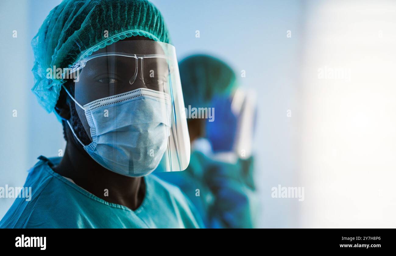 Afrikanischer Mann Arztarbeit im Krankenhaus - medizinischer Arbeiter in Pandemiekrise mit Gesichtsschutzmaske - Fokus auf Maske Stockfoto