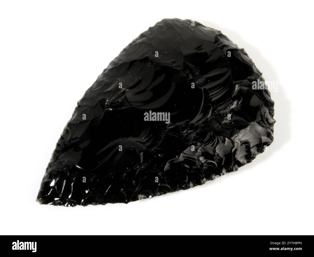 Steinzeit Obsidian Hand Axe isoliert auf weißem Hintergrund Stockfoto