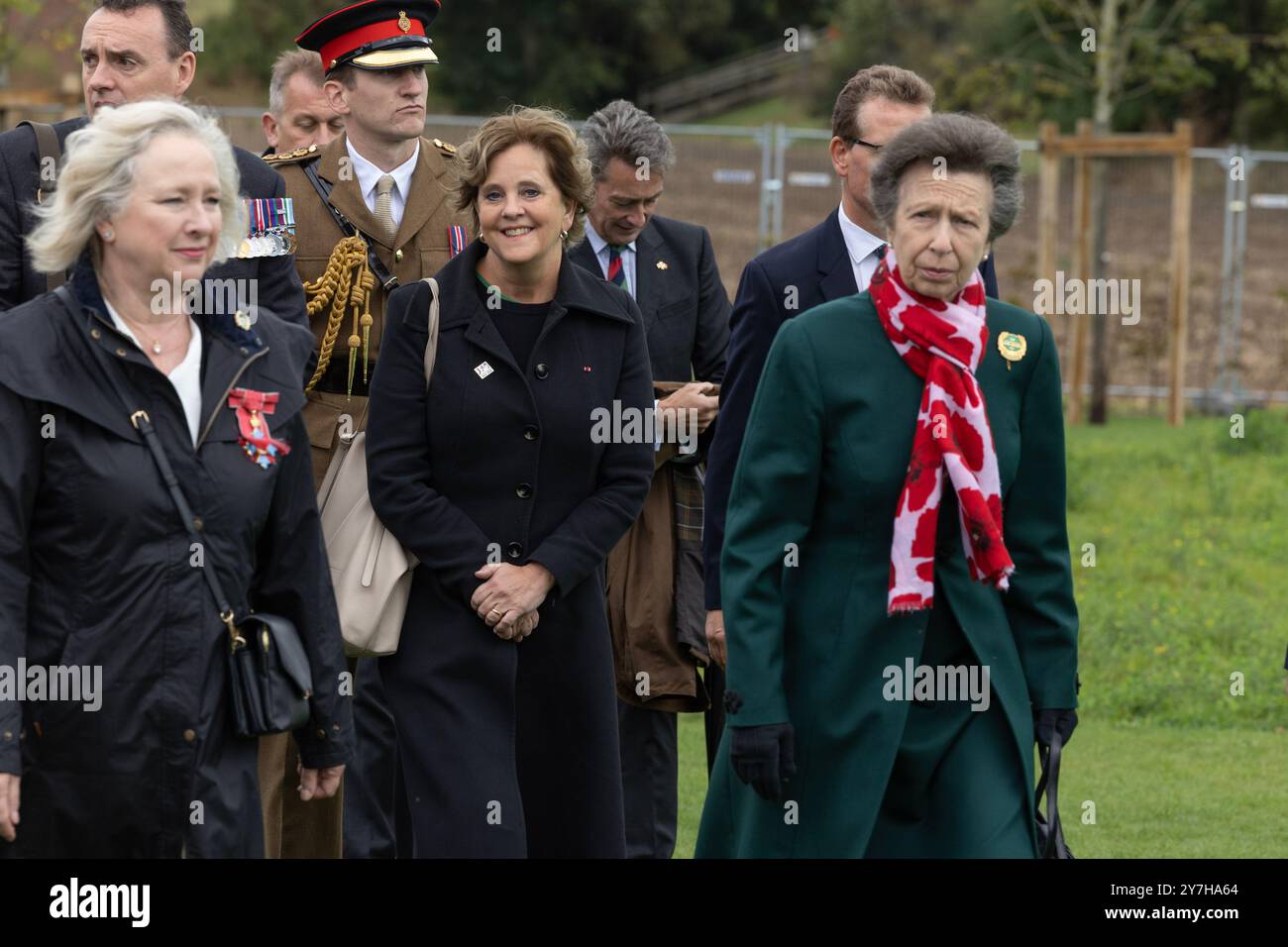 Loos-en-Gohelle, Frankreich 26. September 2024. Die Prinzessin Royal mit dem britischen Botschafter und anderen Beamten bei der Beerdigung zweier unbekannter Soldaten. Stockfoto