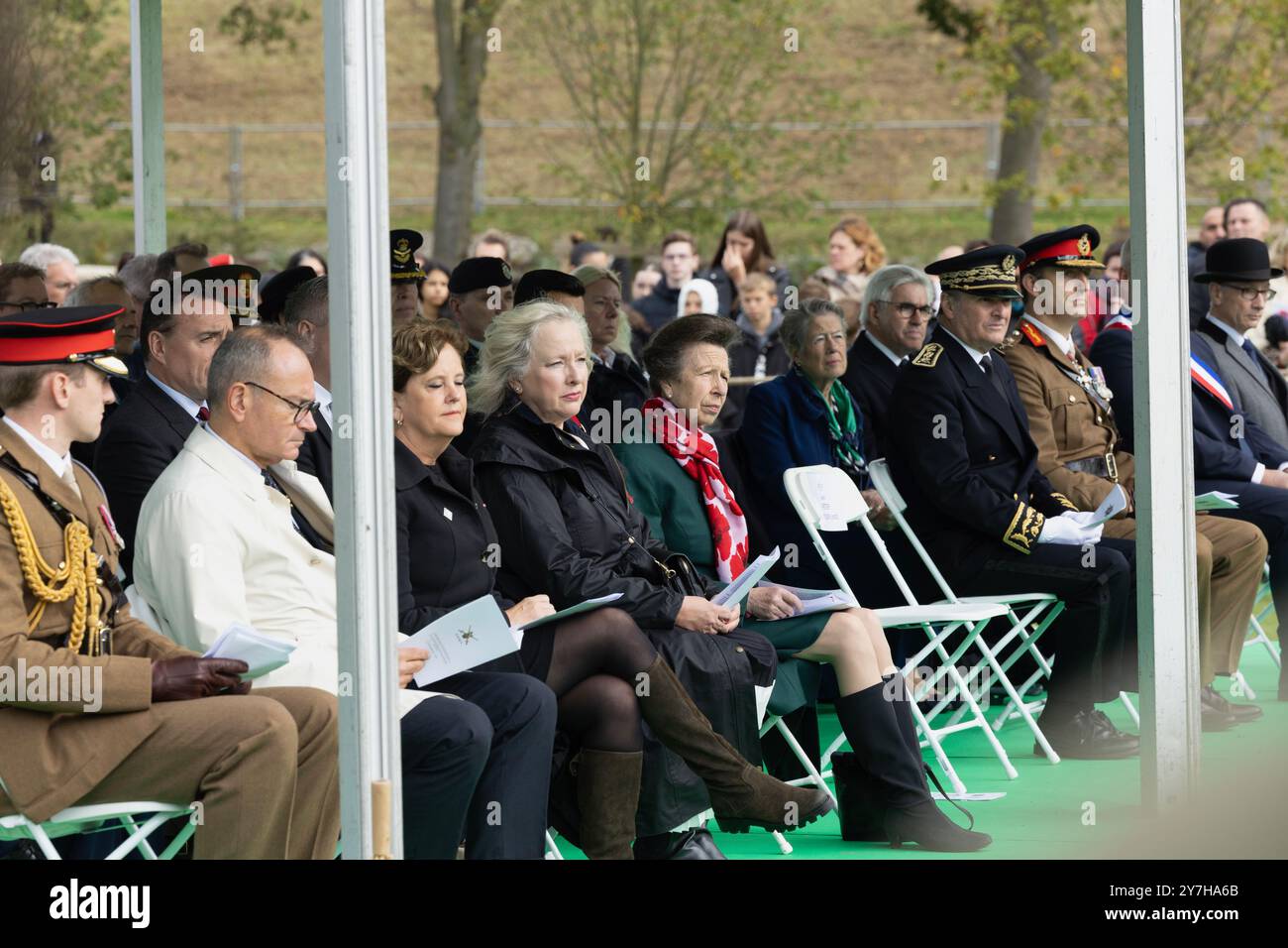 Loos-en-Gohelle, Frankreich. September 2024. HRH the Princess Royal (grün) und andere Beamte bei der Beerdigung zweier unbekannter schottischer Soldaten aus dem Ersten Weltkrieg. Stockfoto