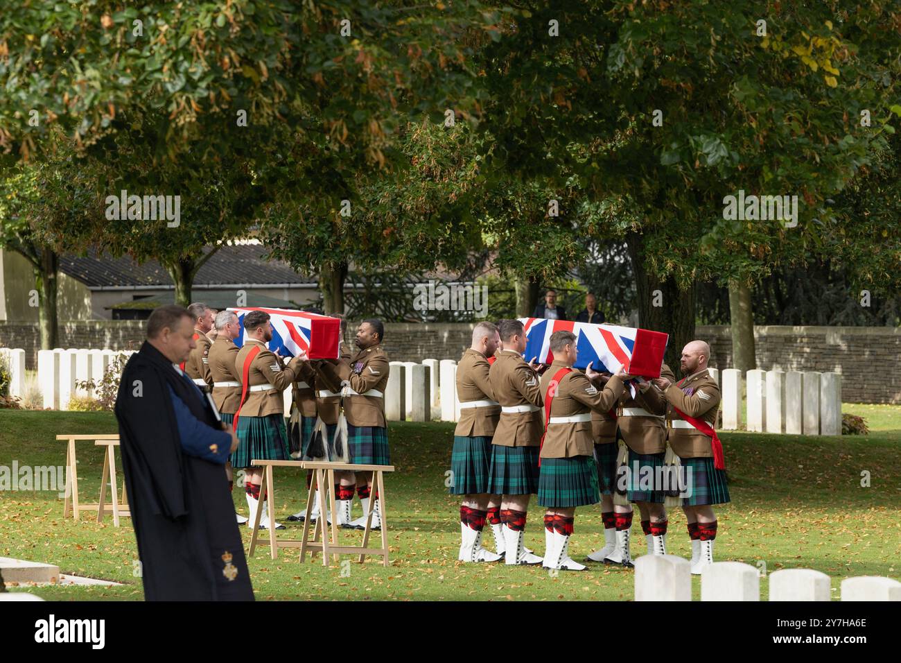 Loos-en-Gohelle, Frankreich. September 2024. Mitglieder des 3 Scots Black Watch Bataillons bereiten sich darauf vor, die Särge zweier unbekannter schottischer Soldaten aus dem Ersten Weltkrieg zu tragen. Stockfoto