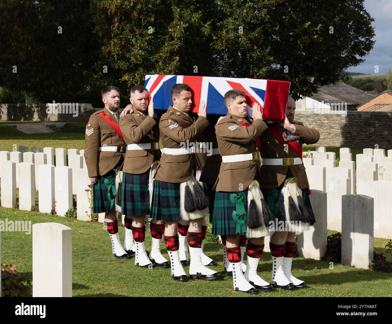 Loos-en-Gohelle, Frankreich. September 2024. Mitglieder des 3 Scots Black Watch Bataillons auf dem Loos British war Cemetery bereiten sich darauf vor, die Überreste von zwei un zu tragen Stockfoto