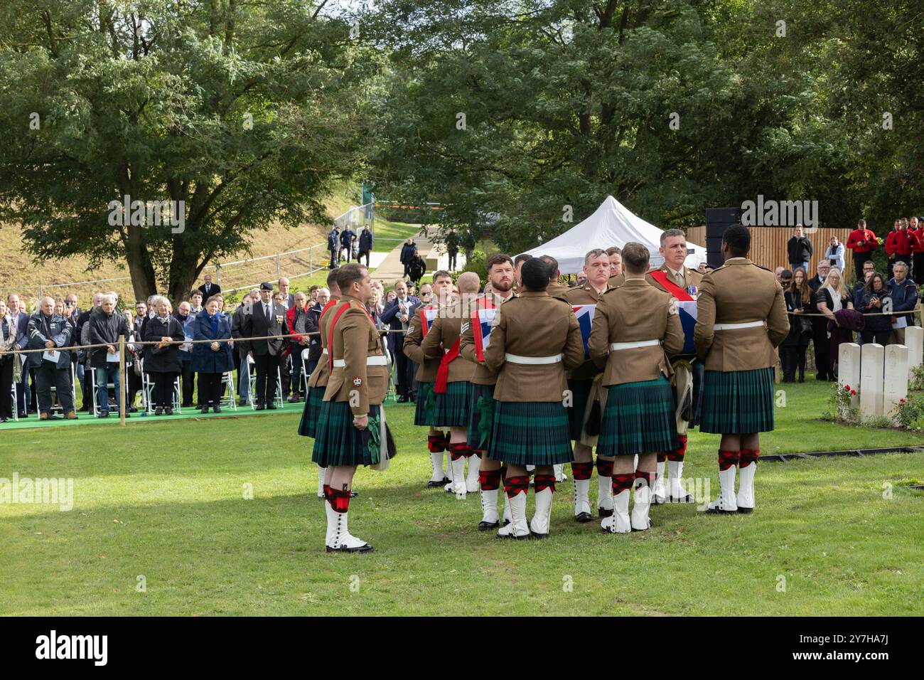 Mitglieder des 3 Scots Black Watch Bataillons auf dem Loos British war Cemetery tragen mit Fahnen überzogene Särge zweier unbekannter schottischer Soldaten aus dem Ersten Weltkrieg zu ihren Gräbern. Stockfoto