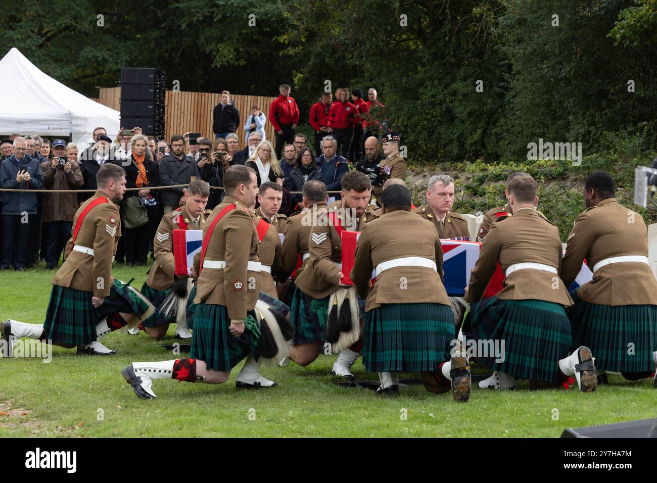 Loos-en-Gohelle, Frankreich. September 2024. Mitglieder des 3 Scots Black Watch Bataillons auf dem Loos British war Cemetery legen zwei Särge über ihren Gräbern nieder. Stockfoto