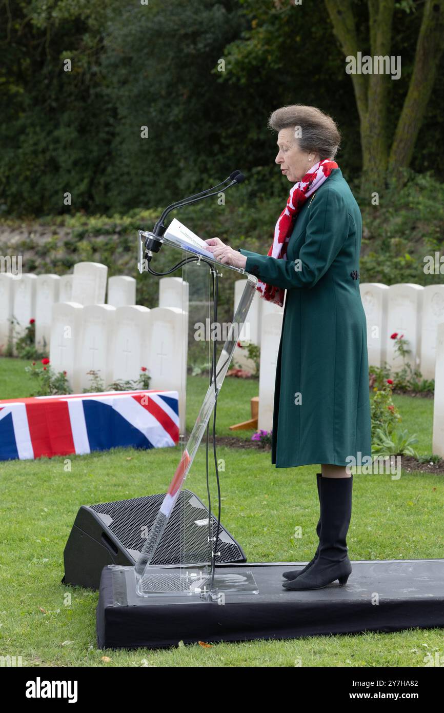 Loos-en-Gohelle, Frankreich. September 2024. Die Prinzessin Royal liest während der Begräbnisfeier für zwei unbekannte schottische Soldaten aus dem Ersten Weltkrieg einen Psalm. Stockfoto