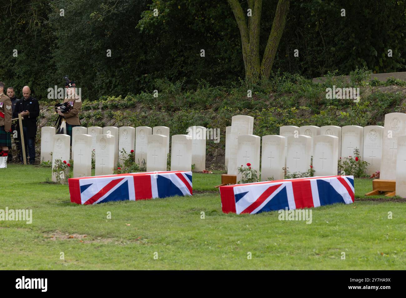 Loos-en-Gohelle, Frankreich. September 2024. Die mit Fahnen überzogenen Särge zweier unbekannter schottischer Soldaten aus dem Ersten Weltkrieg, die kurz davor stehen, mit voller militärischer Ehren begraben zu werden. Stockfoto