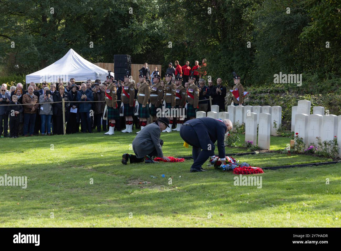 Loos-en-Gohelle, Frankreich. September 2024. Der Bürgermeister von Loos-en-Gohelle, Geoffrey Mathon, legt einen Kranz am Grab eines unbekannten Soldaten. Stockfoto