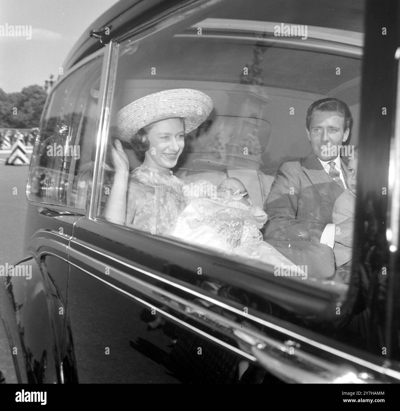 PRINZESSIN MARGARET ERHOB SICH MIT LORD SNOWDON BEI DER TAUFZEREMONIE VON LADY SARAH IN LONDON AM 13. JULI 1964 Stockfoto
