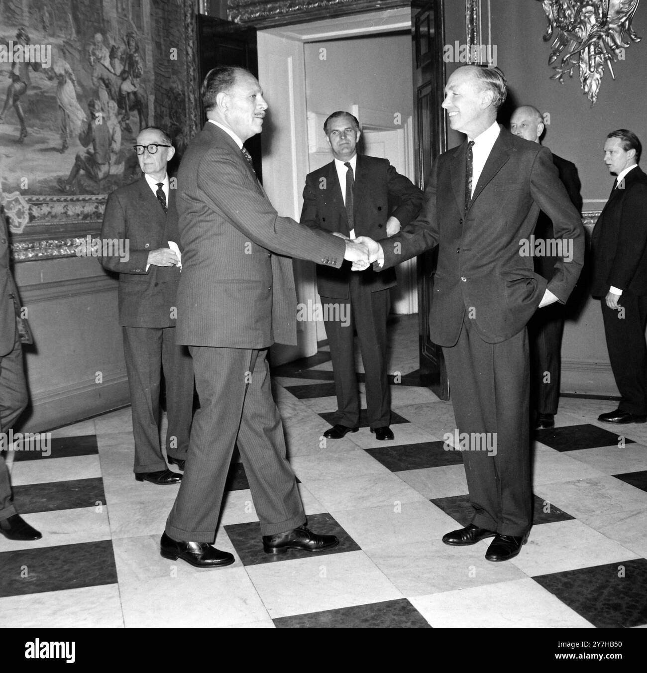 DER BRITISCHE PREMIERMINISTER LORD ALEC DOUGLAS HOME UND DUNCAN SANDYS AUF DER COMMONWEALTH-KONFERENZ IN LONDON BEGRÜSSEN DEN PRÄSIDENTEN PAKISTANS MOHAMMED KHAN AYUB / ; 8. JULI 1964 Stockfoto