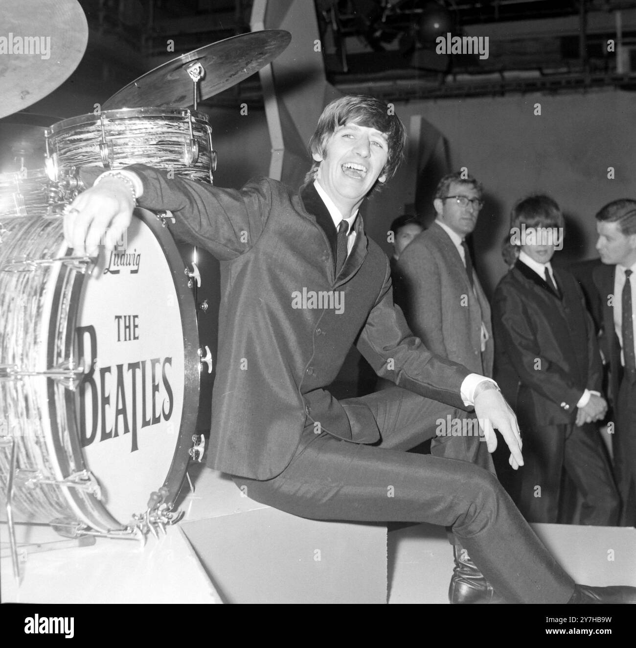 DIE BEATLES POPGRUPPE PAUL MCCARTNEY, RINGO STARR, GEORGE HARRISON UND JOHN LENNON - RINGO GEBURTSTAGSPARTY AM 7. JULI 1964 Stockfoto