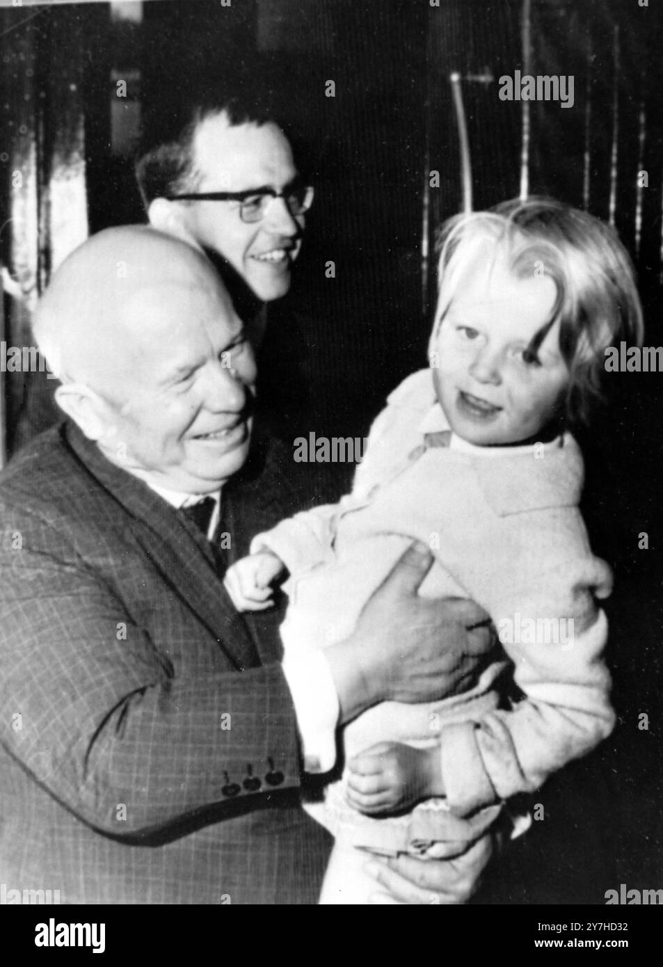 SOWJETISCHER PREMIERMINISTER NIKITA CHRUSCHTSCHOW IN NORSKER WASSERDÜNGERANLAGE MIT EINEM KIND / ; 2. JULI 1964 Stockfoto