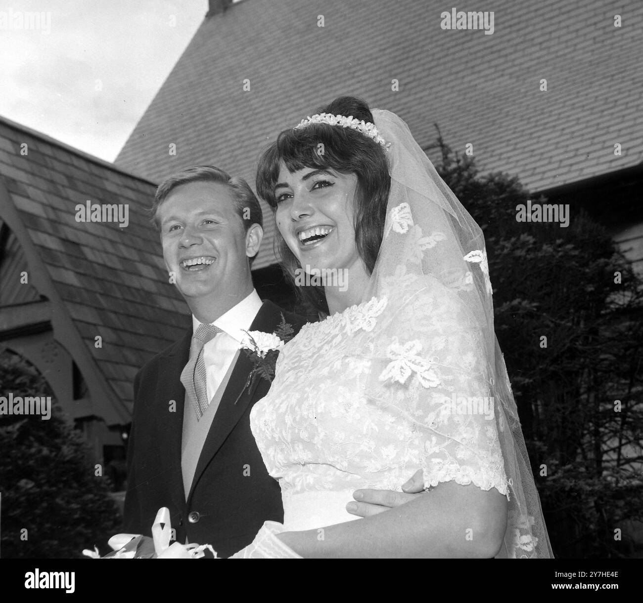 JAMES HAMPTON SCHAUSPIELER VERMÄHLT CAROLE SIMPSON SÄNGERIN IN BARNET / ; 27. JUNI 1964 Stockfoto