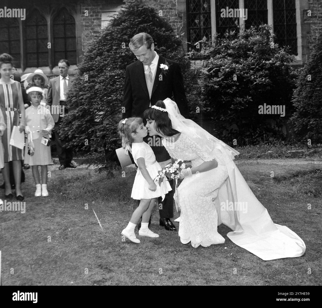 JAMES HAMPTON SCHAUSPIELER VERLOBT CAROLE SIMPSON SÄNGERIN IN BARNET; 27. JUNI 1964 Stockfoto