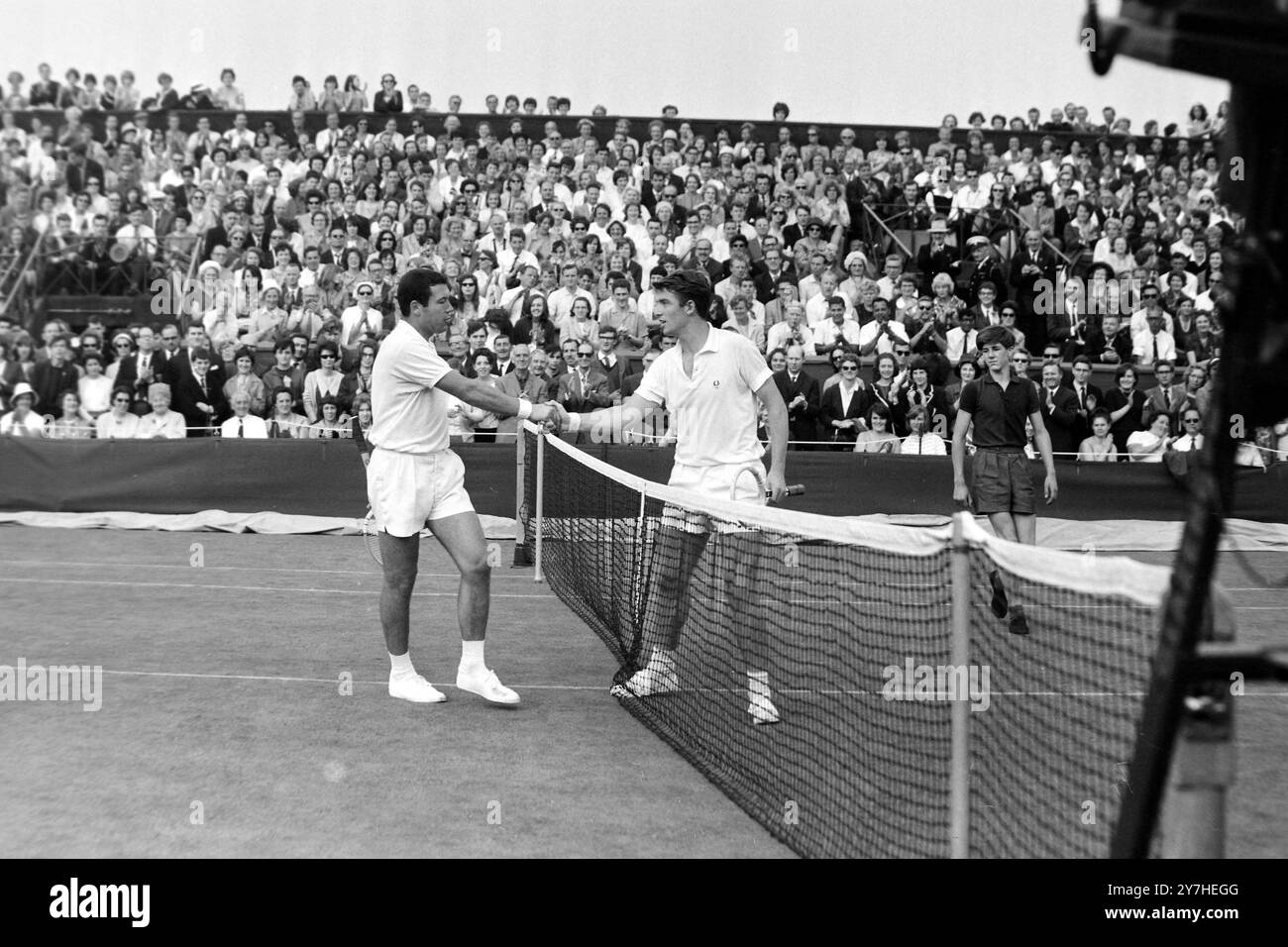 PIERRE BARTHES UND NICOLA PIETRANGELI - TENNISSPIELER IN AKTION BEI RASENTENNIS-MEISTERSCHAFTEN IN WIMBLEDON IN LONDON / ; 24. JUNI 1964 Stockfoto