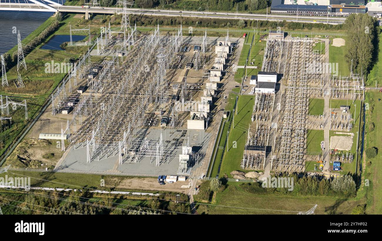 Eine Transformatorstation, in der verschiedene Hochspannungsleitungen auf einem Hochspannungspylon im Biomassekraftwerk Vattenfal bei Amsterdam Diemen niederlande Out - belgien Out zusammenkommen Stockfoto