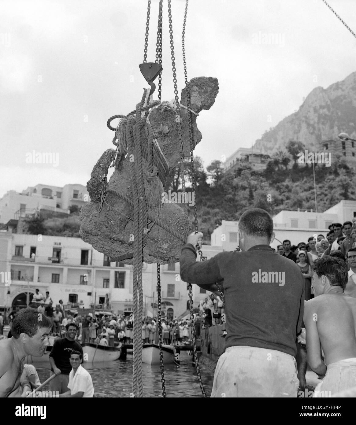 STATUE DES RÖMISCHEN GOTTES, DIE VON DER BLAUEN GROTTE IN ITALIEN AN DIE OBERFLÄCHE DER INSEL CAPRI GEHISST WURDE; 21. JUNI 1964 Stockfoto