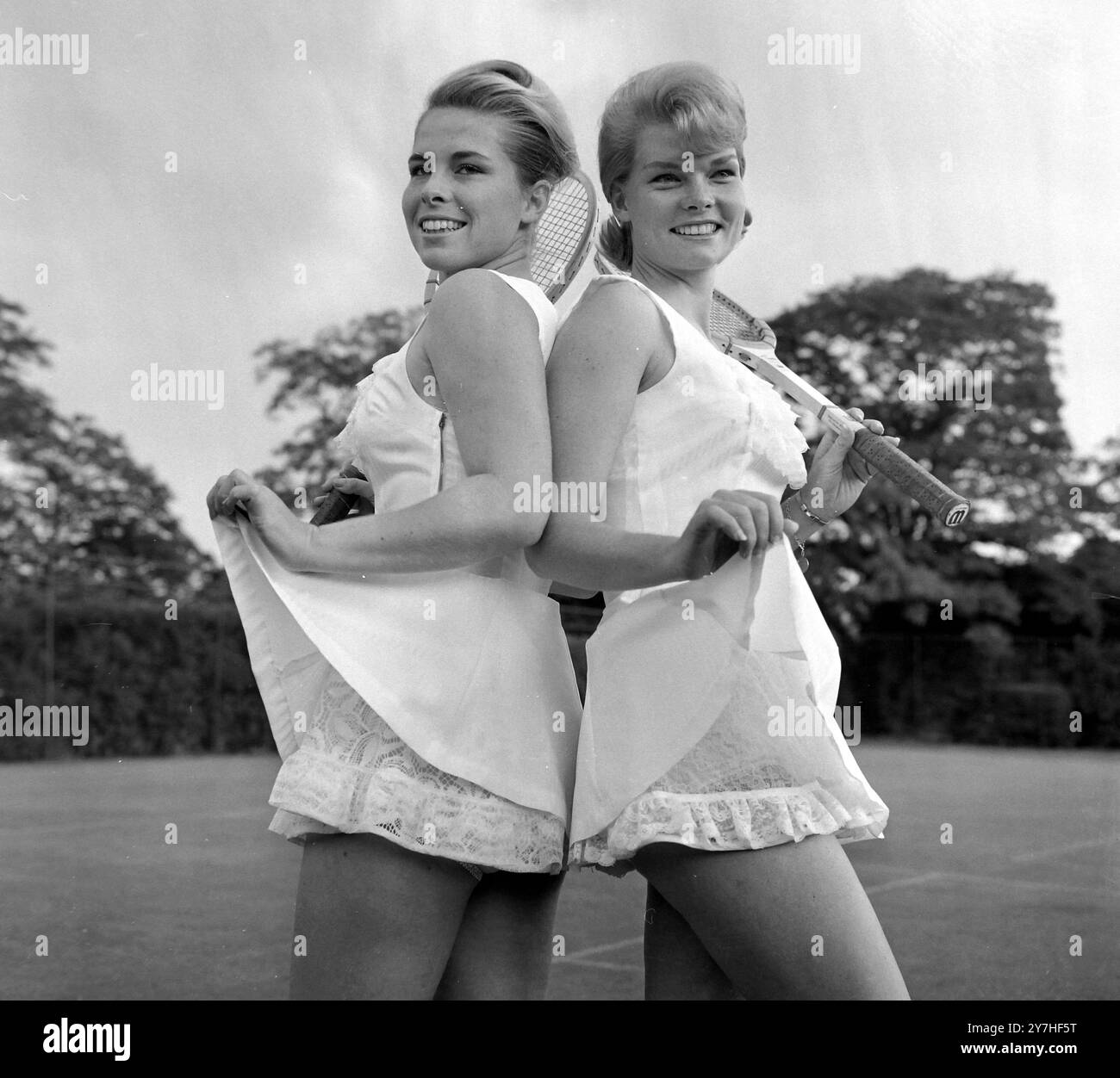 TENNIS-MODE-OUTFITS PRINZESSIN LINE TENNISKLEIDER GETRAGEN; 21. JUNI 1964 Stockfoto