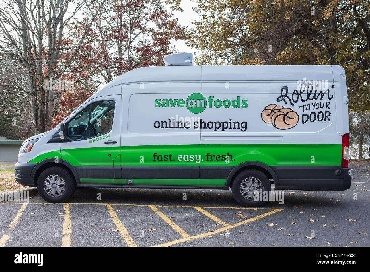 Sparen Sie bei Online-Bestellungen in Kanada, British Columbia, beim Online-Einkauf von Lebensmitteln. Sparen Sie bei einem Minibus. Vancouver November 21,2022 Stockfoto